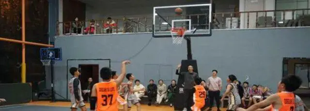 业余篮球爱好者在哪里可以找到表演赛资源_1